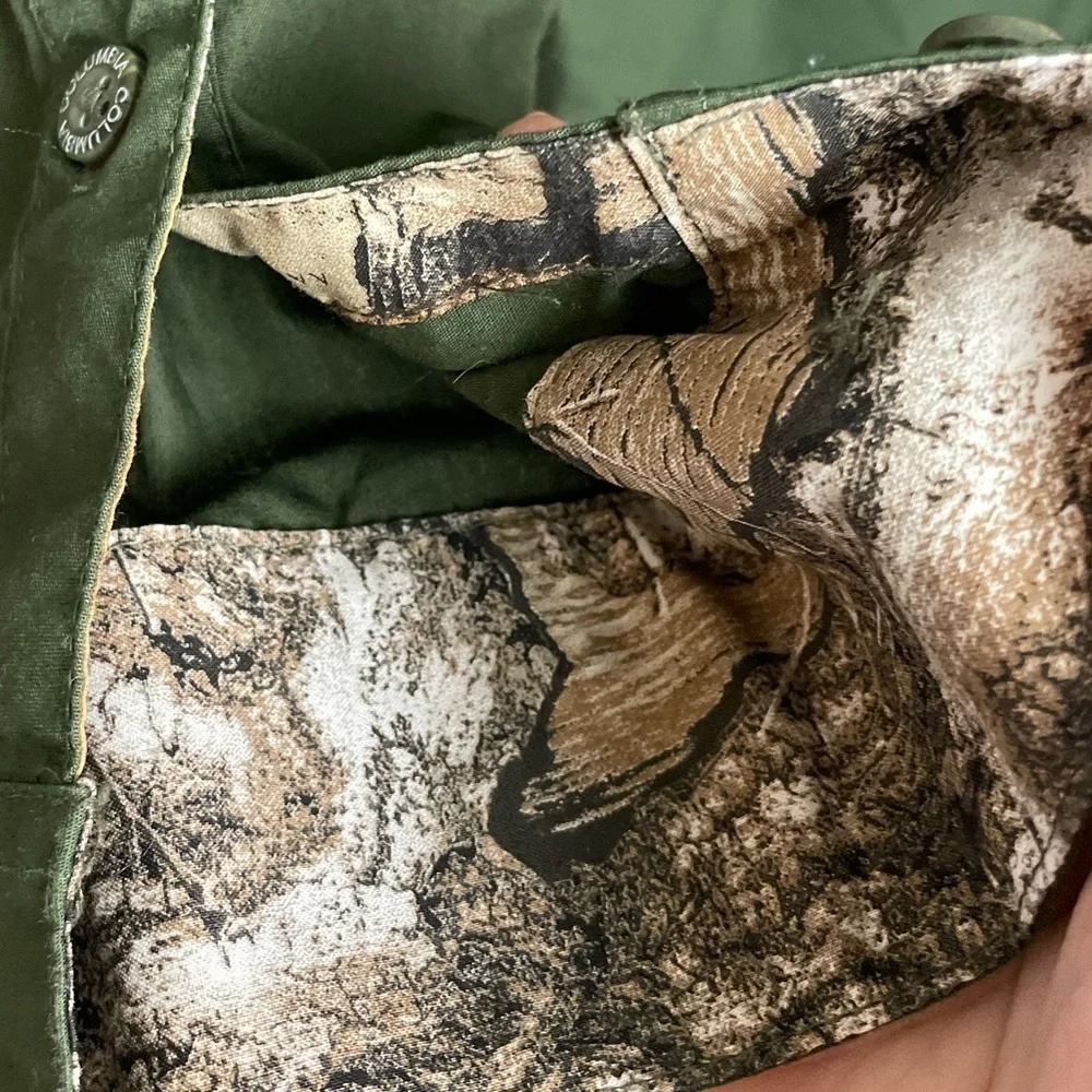 Columbia MilitaryGreen with camo lining Casual Button Down Shirt size M